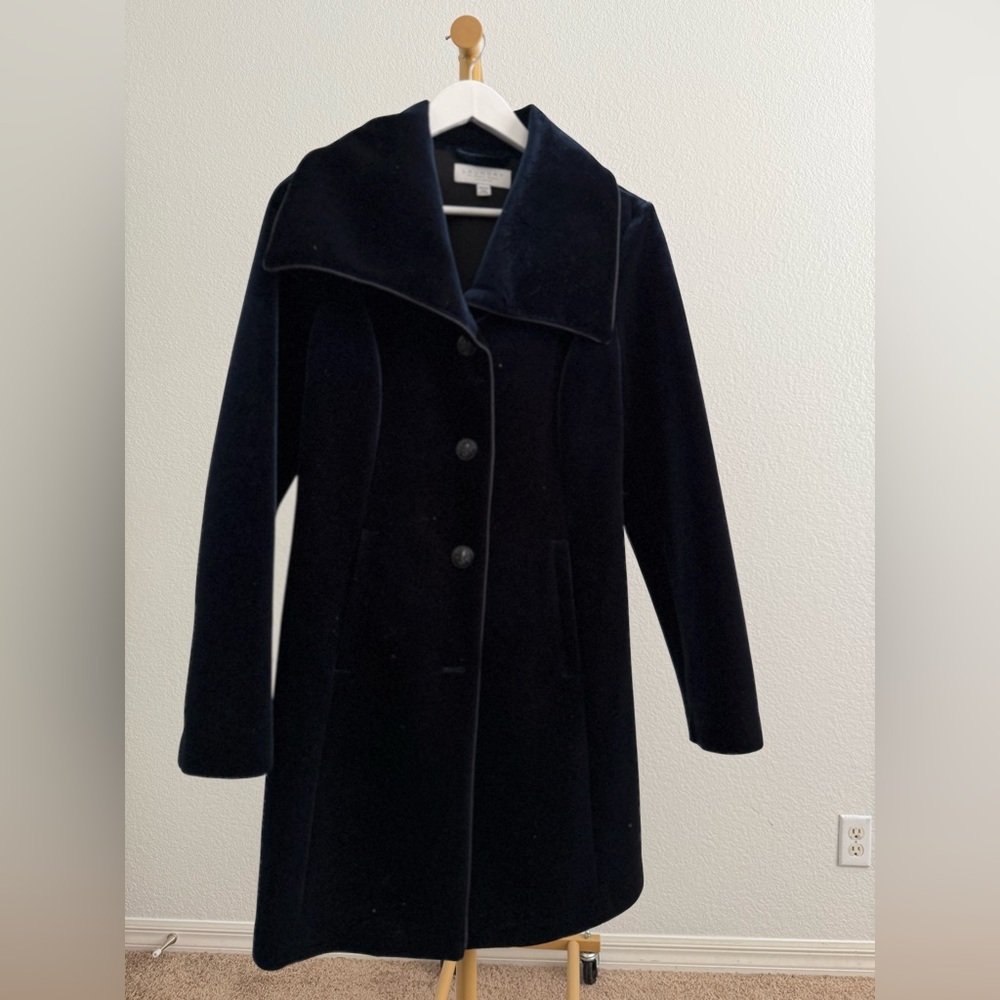 Women’s Coat - Picture 3 of 3